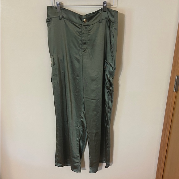 Guess Aleeze cargo Olive Satin Trousers size M nwt - Picture 1 of 4